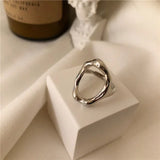 Anillo minimalista de concha ovalada bañada en oro: elegante joyería para bodas y fiestas para mujeres