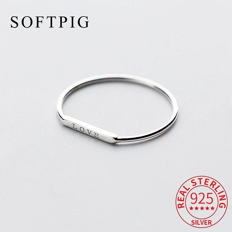 Anillo con la letra LOVE en plata de ley 925: elegante joyería minimalista para mujer