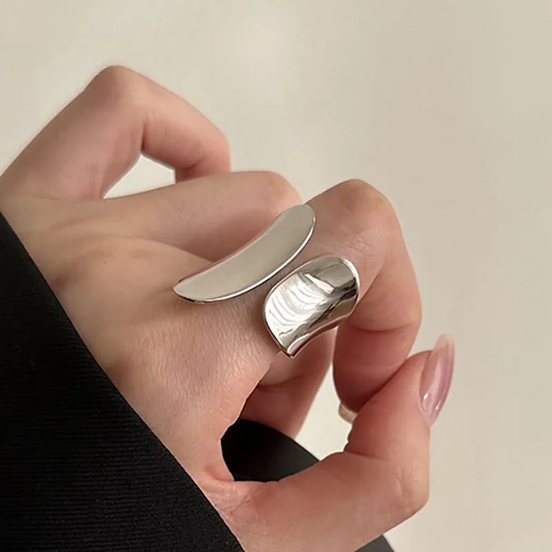 Elegante alianza de boda con circonita cúbica geométrica: anillo moderno y elegante para mujer