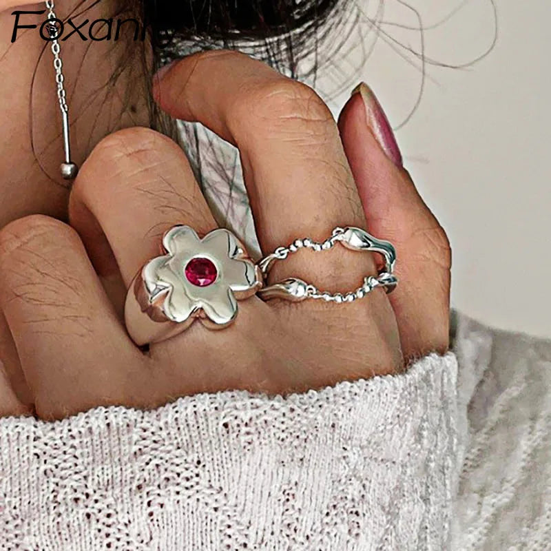 Anillo minimalista con borlas de flores: elegante joyería geométrica para mujer