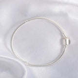 Pulsera de plata bañada en oro con dijes de moda: joyería elegante para mujeres