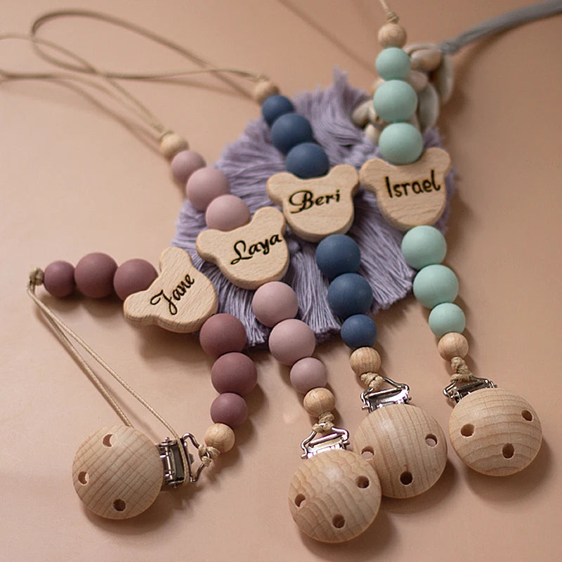 Cadena de madera para chupete de bebé con nombre personalizado, cuentas de silicona y colgante de mordedor: regalo personalizado para recién nacidos
