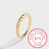 Anillo minimalista de croissant en plata de ley S925: joyería elegante y atemporal
