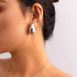 Pendientes de lágrima con forma de cúpula gruesa bañados en oro: joyas elegantes y modernas