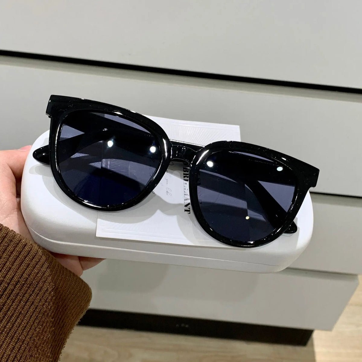 Elegant Large Frame Retro Sunglasses – UV400 Protective Shades for Men & Women