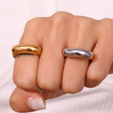 Anillo geométrico minimalista moderno de oro: acero inoxidable resistente al agua con baño de PVD de 18 quilates