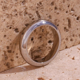 Anillo de acero inoxidable chapado en oro resistente al agua de EBbelle: banda minimalista hipoalergénica para mujer