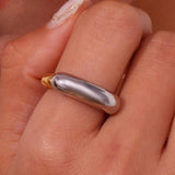 Anillo geométrico minimalista moderno de oro: acero inoxidable resistente al agua con baño de PVD de 18 quilates