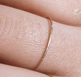Anillo minimalista fino de acero inoxidable mate: elegante banda chapada en oro de 18 quilates para mujer