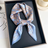 Pañuelo cuadrado de seda con estampado de caballos de lujo de 70 × 70 cm: elegante pañuelo de satén para mujer