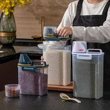 Moisture-Proof Pet Food Storage Container – 2kg Capacity with Measuring Cup